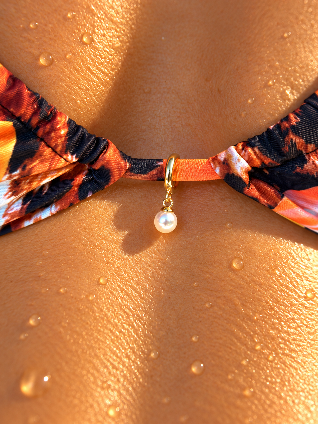 Charm Soleil – perle, porté sur maillot de bain Island Girl