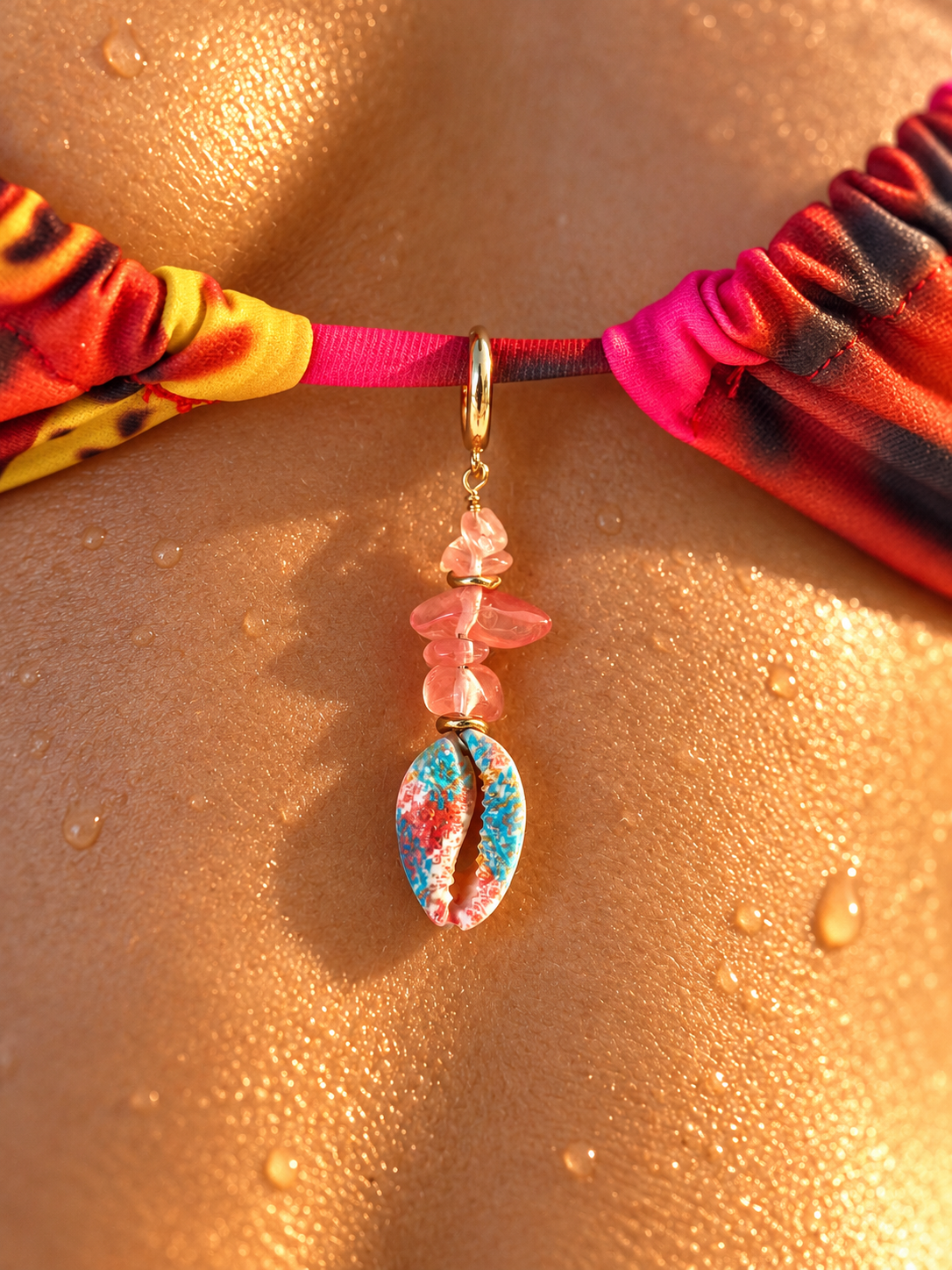 Charm Coquillage Lagon – rose, porté sur maillot de bain Island Girl
