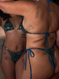 Bikini Azura – bikini léopard bleu canard à anneaux dorés, vue 8 – mannequin en taille M