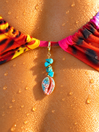 Charm Coquillage Lagon – bleu, porté sur maillot de bain Island Girl