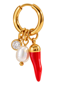 Charm Piment Péi – détail du piment rouge, de la perle et du strass sur anneau doré
