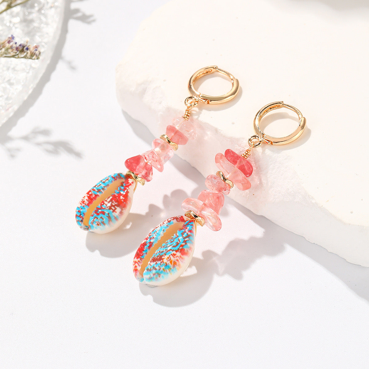 Charm Coquillage Lagon rose – deux charms quartz rose et cauri peint posés sur une pierre blanche