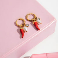 Charm Piment Péi – deux charms piment rouge, perle et strass sur fond rose