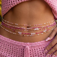 Chaîne de corps Bougainvillier – six rangs de perles roses, blanches et dorées avec éclats de quartz, portés sur un ensemble en crochet rose